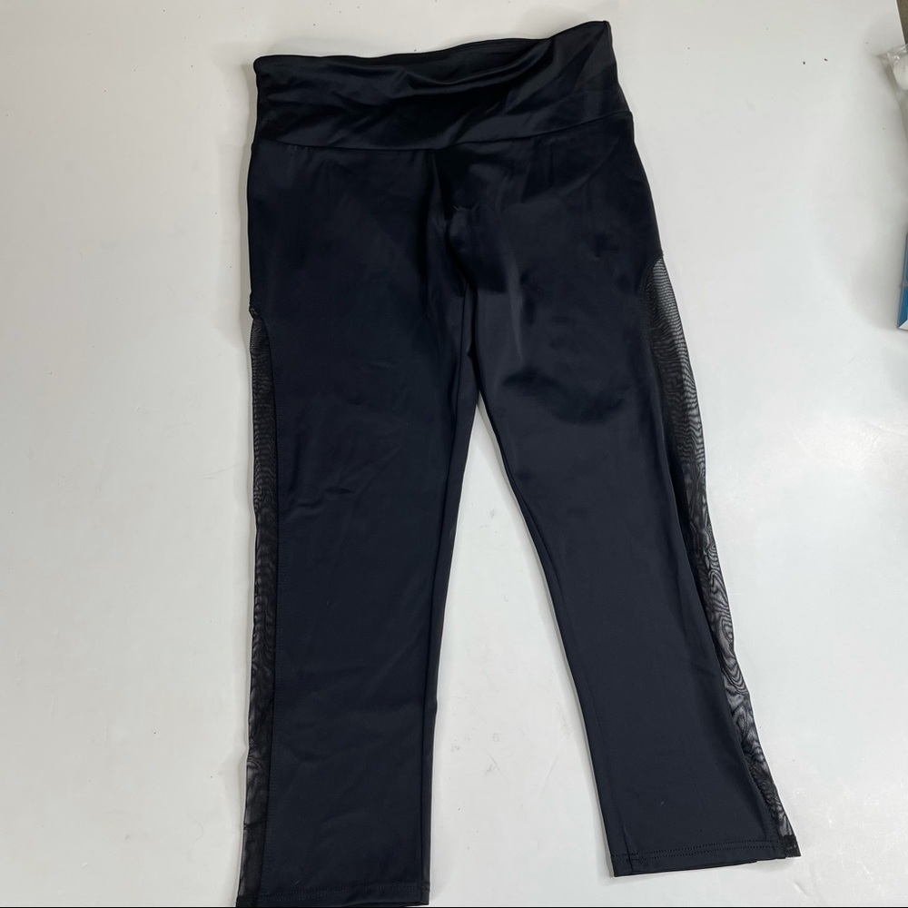 Onzie Women’s Capri Length Black Leggings with Mesh Detail Small/Medium‎